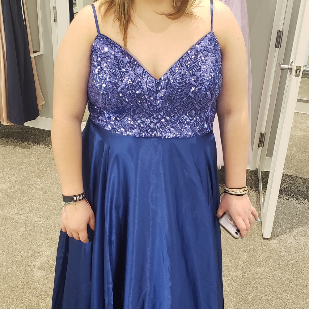 PROM DRESS - Picture 5 of 9